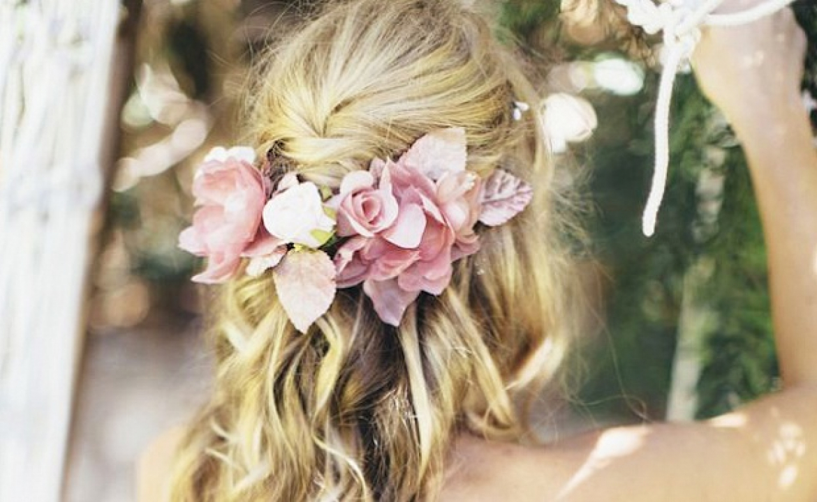 Летняя идея для свадьбы: цветы в волосах   