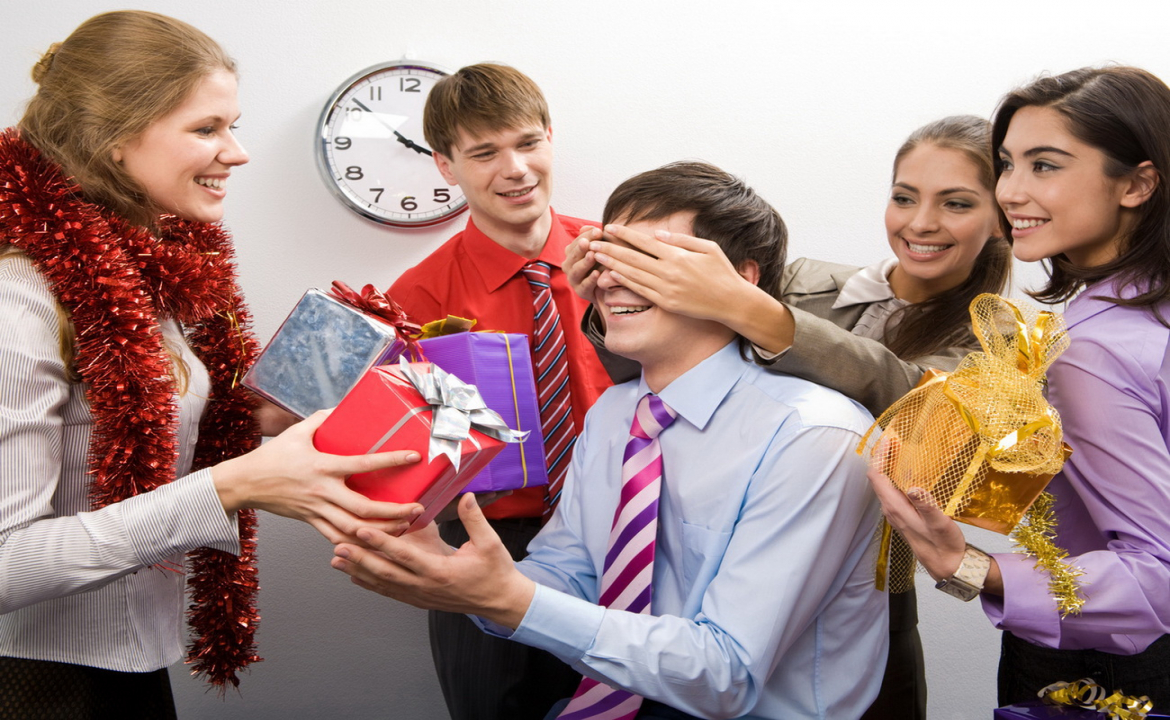 Корпоративные подарки: что можно/нельзя дарить коллегам?