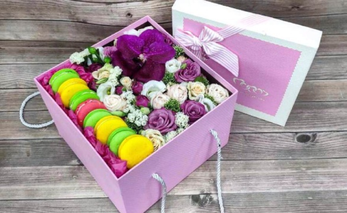Букеты цветов со сладостями в коробке – подарок на любой праздник