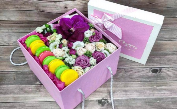 Цветы в коробке: преимущества подарка, как правильно выбрать